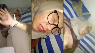 Bokep Memek Tembem SMA Hijab Kacamata WOT Lumer Asyik HD